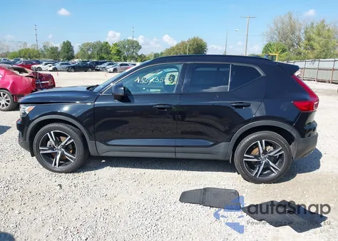 2021 Volvo Xc40 T5 R-Design z USA, uszkodzony, nr VIN YV4162UM3M2576085